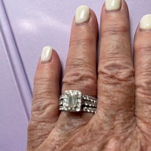 I am selling Neil Lane wedding ring set. VH1 in clarity and 3ct.